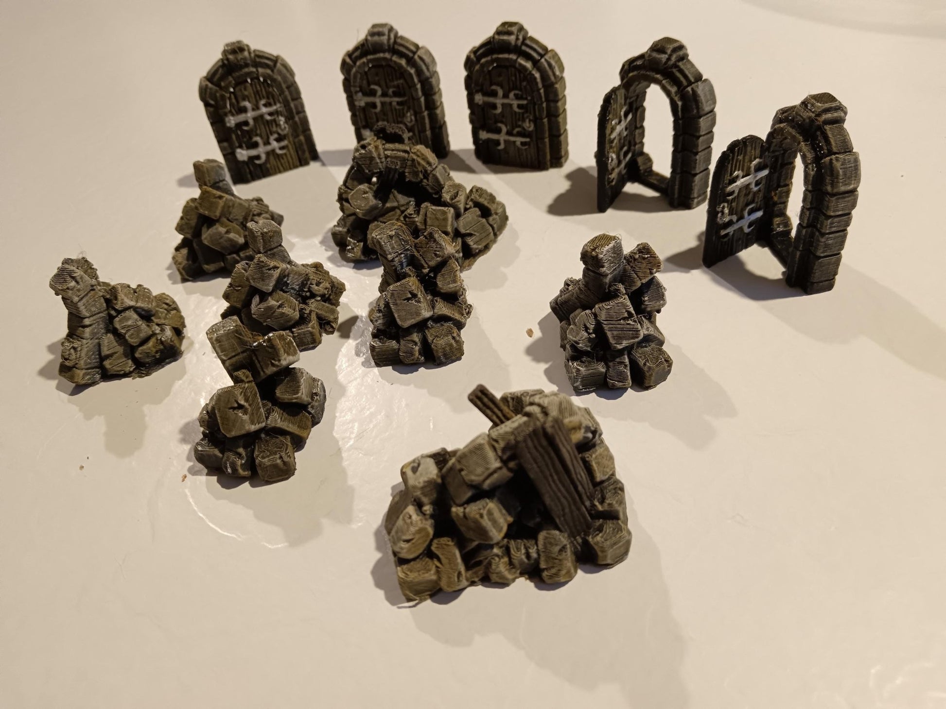 Kit Éboulis et Portes pour Plateau 3D HeroQuest – 6 Petits + 2 Grands Éboulis + 5 Portes – Impression 3D